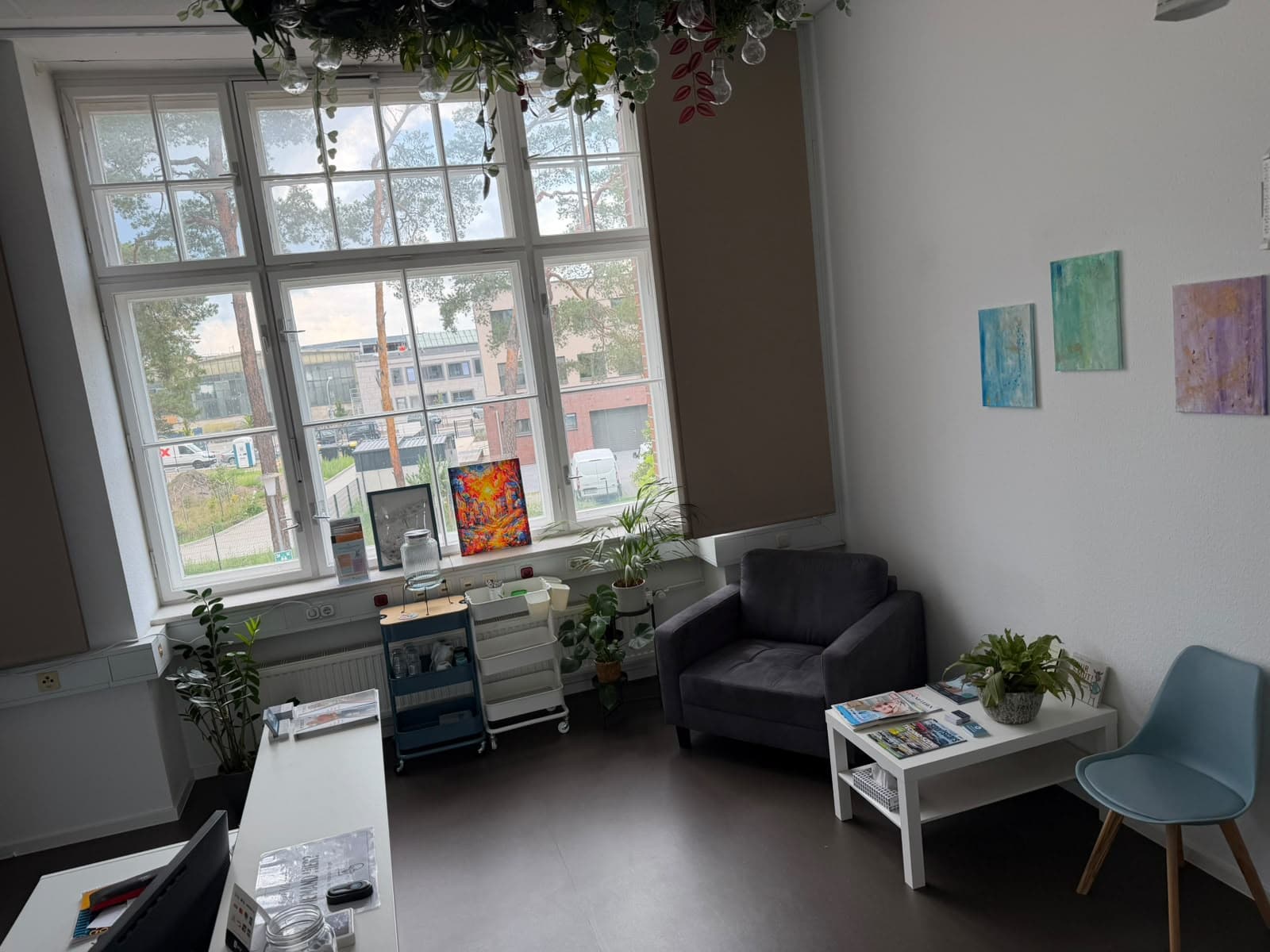 Empfang und Wartebereich der kraftspuren Physiotherapie mit großen Fenstern und Sitzecke