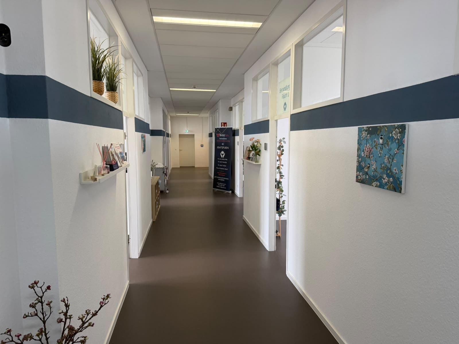 Heller Praxisflur mit Behandlungsräumen der kraftspuren Physiotherapie