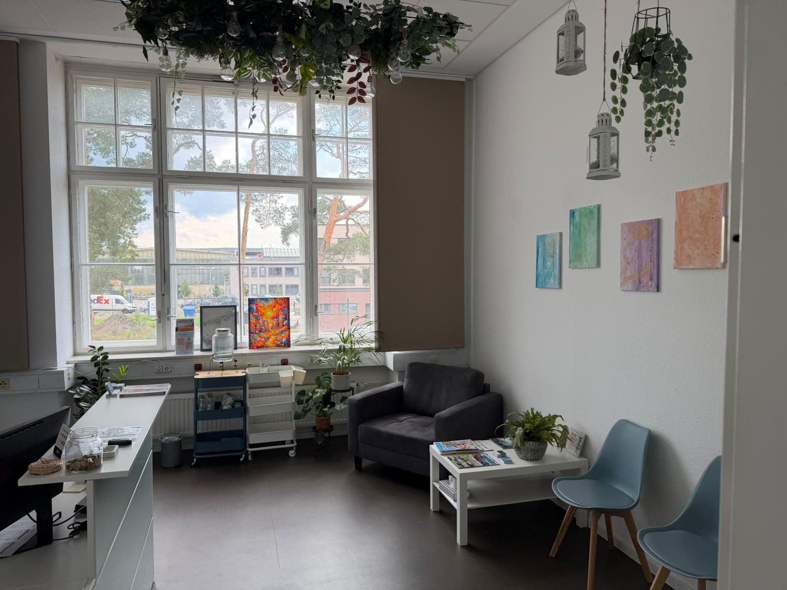 Wartebereich mit Sessel, Stühlen und Pflanzen in der kraftspuren Physiotherapie